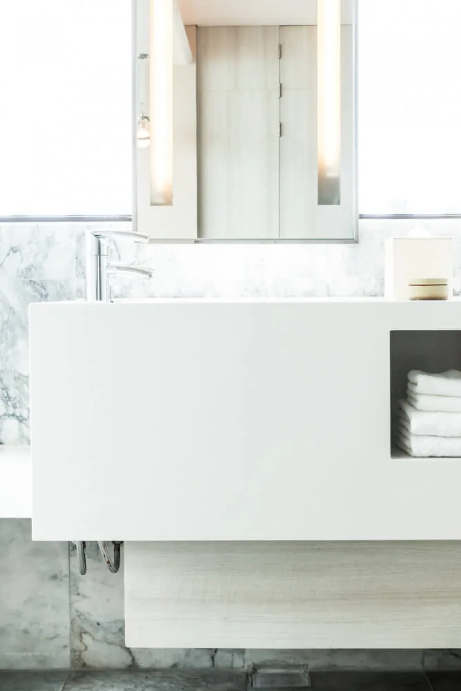 Baño con granito negro