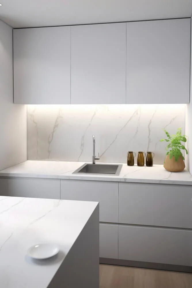 Mesada de mármol blanco en cocina moderna