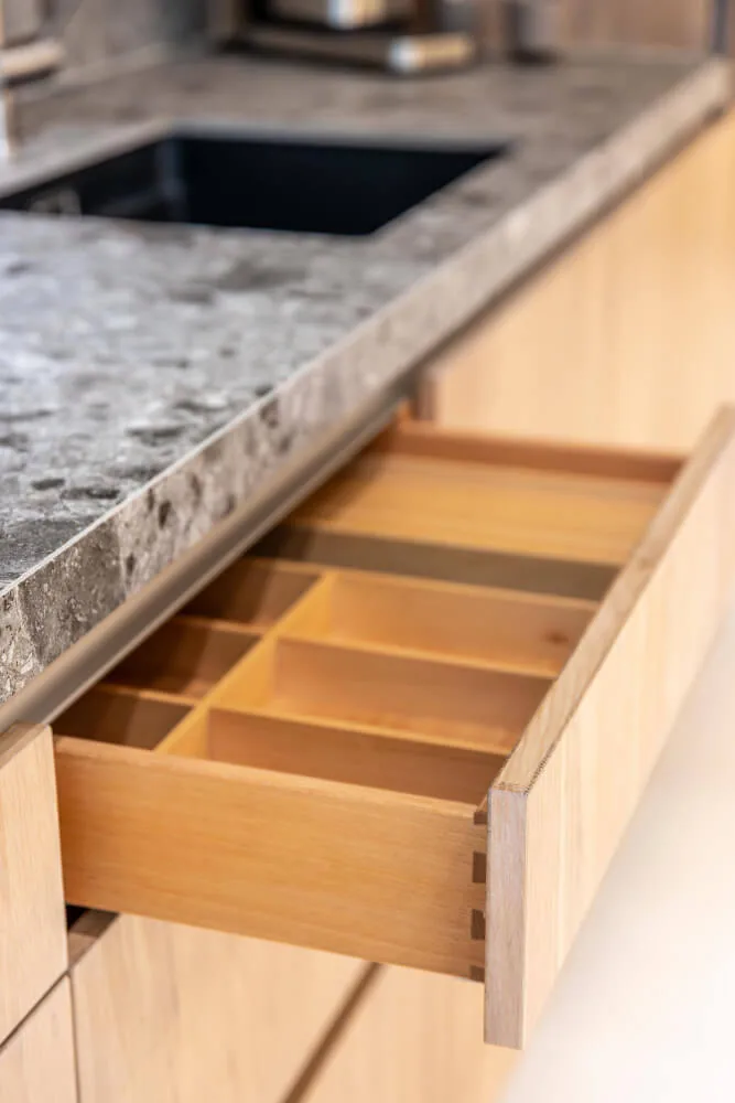 Cocina moderna con mesada de mármol