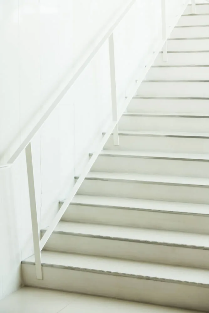 Escalera de mármol blanco