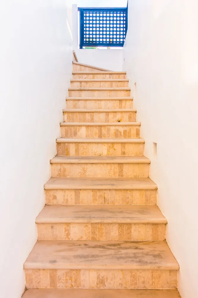 Escalera con zócalo