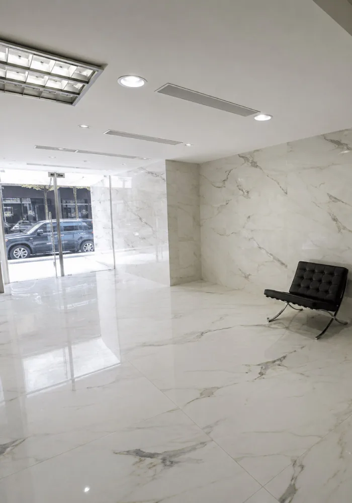 Hall de edificio con piso de mármol blanco